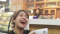 Duh, ketawanya Tata lepas banget ya? Kata penyanyi bersuara tebal ini sih, tertawa saja hihi. Foto: Instagram tatajaneetaofficial