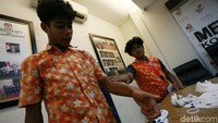 Usai mencoblos, para siswa harus mencelupkan jarinya tinta.