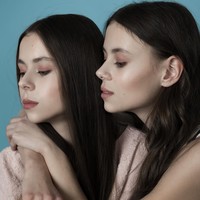 Sebelumnya Dahsa dan Masha pernah menolak makan. Ketika itu, kondisi mereka sangat parah hingga Masha tidak bisa berjalan dan Dasha hanya bisa berbaring dan tak dapat mengangkat kepala.  Foto: Instagram @edenevamasha2003