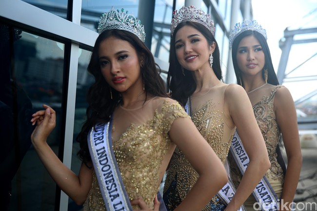 Menutup sesi dHappening, ketiganya ditantang untuk mengikuti games Whos the most?. Siapa paling suka selfie? Ketigaya kompak menjawab Wilda. Lalu saat ditanya siapa yang ternyinyir, jawabannya tidak ada. Mungkin kalau yang paling bawel, Wilda jawabannya. Hahaha, kata Sonia berseloroh. (Foto: Muhammad Ridho)