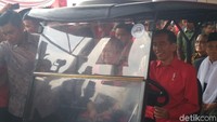 Jokowi memakai kemeja merah. Foto: Nur Azizah Rizki Astuti/detikcom