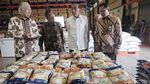 Potret Jokowi Cek Stok Beras di Gudang Bulog