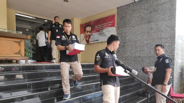 Ada dua bundel berkas Ratna Sarumpaet yang diserahkan ke jaksa hari ini.