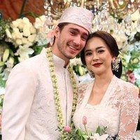 Namun di Jakarta, Aura Kasih melakukan ijab kabul lagi dengan sang suami pada Desember 2018. Alasannya karena dia ingin ijab lagi (pengesahan) dengan disaksikan oleh kerabat dekat, sebelum meresmikan pernikahan mereka secara negara di KUA. Foto: Instagram