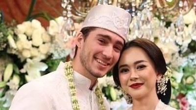 7 Potret Kemesraan Aura Kasih dan Sang Suami