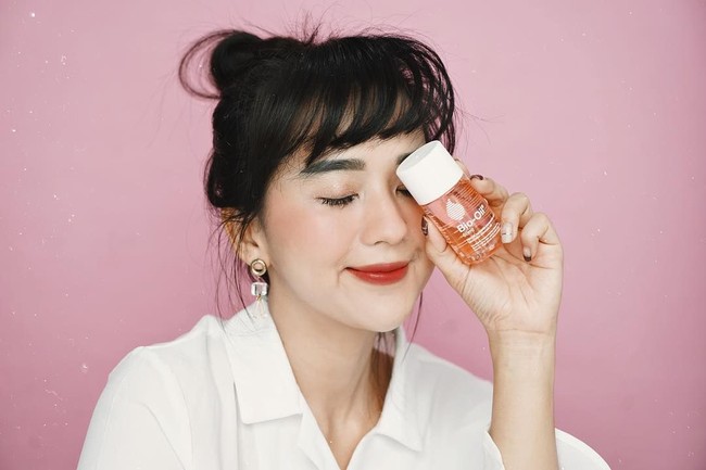 Sosok lain yang hobi berfoto Shmile adalah beauty blogger Sasyachi. Sebagai beauty enthusiast, biasanya pose ini dilakukan untuk menunjukkan make up matanya. Foto: Instagram
