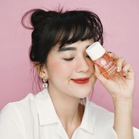 Sosok lain yang hobi berfoto Shmile adalah beauty blogger Sasyachi. Sebagai beauty enthusiast, biasanya pose ini dilakukan untuk menunjukkan make up matanya. Foto: Instagram