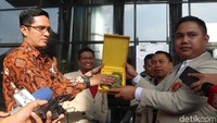 Sekretaris Jenderal (Sekjen) PP Pemuda Muhammadiyah, Zulfikar Atawal menyerahkan 3 buah borgol ke Juru Bicara KPK, Febri Diansyah, Jakarta, Kamis (10/1/2019).