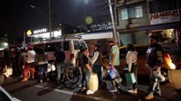 Antrean bahkan sampai mengular akibat langkanya BBM. REUTERS/Daniel Becerril.