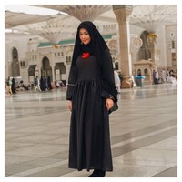 Selama di Tanah Suci, Maia tampak sangat bersyukur bisa beribadah umrah bersama kedua anaknya. Di sana pun ia tak henti mengucapkan syukur karena dipertemukan dengan Irwan Mussry, suaminya. Foto: Instagram/MaiaEstiantyReal