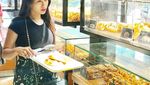 Momen Manis Tata Janeeta Tiup Kue Ultah dan Minum Secangkir Teh