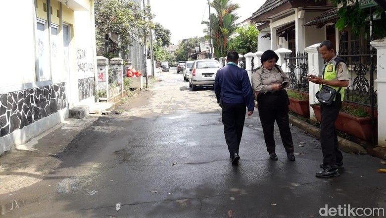 Rumah Pimpinan KPK Dijaga Ketat Polisi Pasca-teror Molotov Rumah Pimpinan KPK Dijaga Ketat Polisi Pasca-teror Molotov