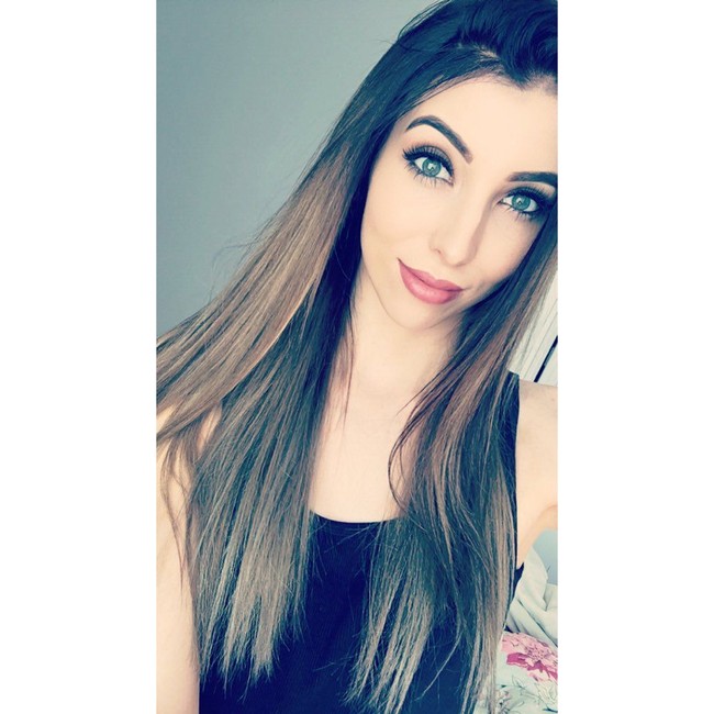 Salah satu kesulitan utama yang saya hadapi adalah menemukan pakaian yang pas untuk kaki saya yang sangat panjang. Perjuangan lain adalah berkencan, karena saya menyukai anak laki-laki yang memiliki tinggi sama atau lebih tinggi dari saya dan tidak ada banyak pria tinggi di daerah saya, cerita Jade.  Foto: Instagram @jadeslavin92