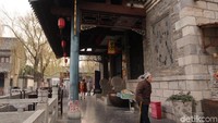 Selain rumah-rumah bergaya klasik, ada juga kedai-kedai teh yang bisa traveler kunjungi. Yang dijual tentu saja teh dengan resep racikan keluarga zaman dulu (Bonauli/detikTravel)