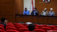 Sebelumnya, KPK menyerahkan pengusutan kasus itu kepada Polri. Presiden Joko Widodo (Jokowi) pun sudah memerintah Kapolri Jenderal Tito Karnavian untuk segera menangkap pelaku.
