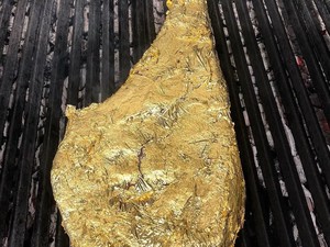 Mewah! Salt Bae Hadirkan Tomahawk Ribeye 1.2 Kg Lapis Emas 24 Karat