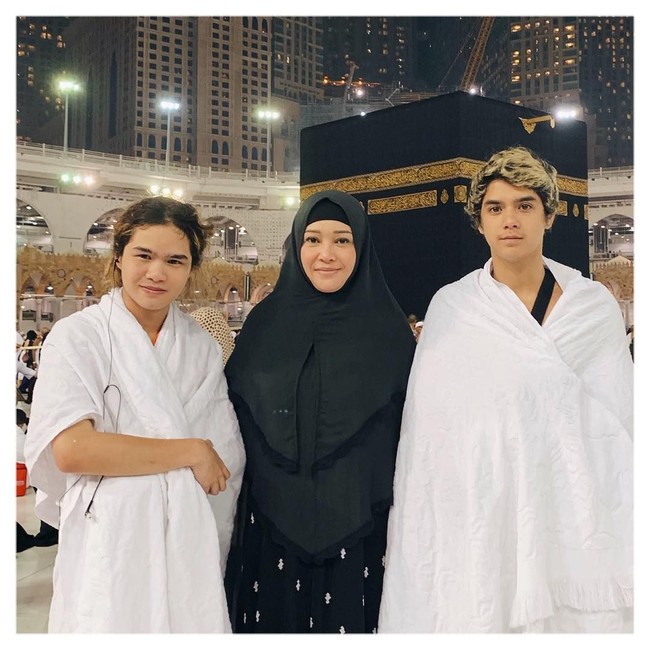 Pilihan hijab Maia saat umrah terlihat sederhana dan praktis. Saat beribadah di Masjidil Haram, ia memilih busana syari set yang terdiri dari gamis dan khimar instan. Foto: Instagram/MaiaEstiantyReal
