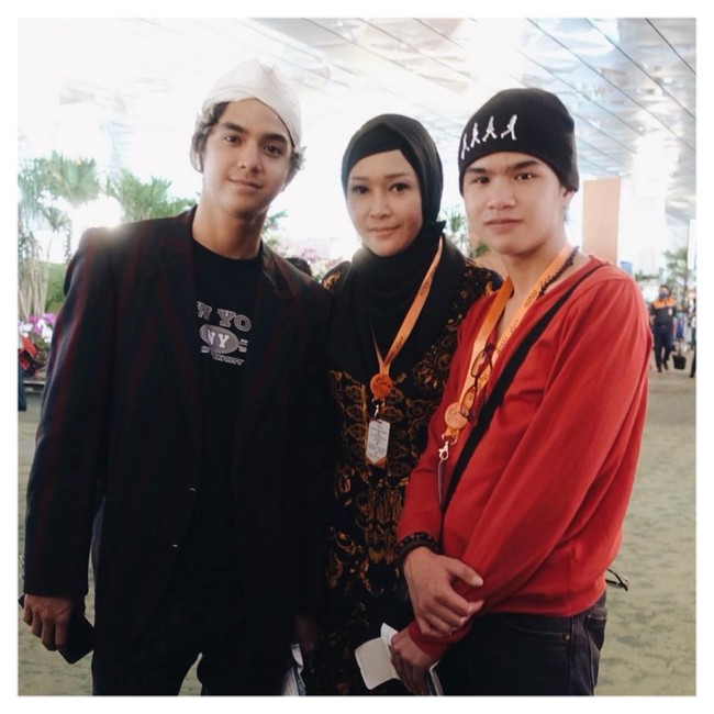 Saat berangkat, Maia tampak cantik memakai innet asimetris. Inner ini sepertinya jadi favorit bunda Maia karena sempat dipakai di beberapa waktu lainnya. Foto: Instagram/MaiaEstiantyReal