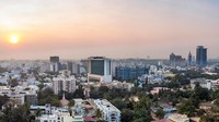 Tak bisa dipungkiri bila kemajuan ekonomi suatu negara akan mendorong banyaknya ekspatriat yang berdatangan juga traveler tentunya. Bangalore, salah satu kota di India ini diprediksi memiliki pertumbuhan ekonomi tercepat karena banyak perusahaan multinasional mendirikan kantornya di sana (BBC Capital)  