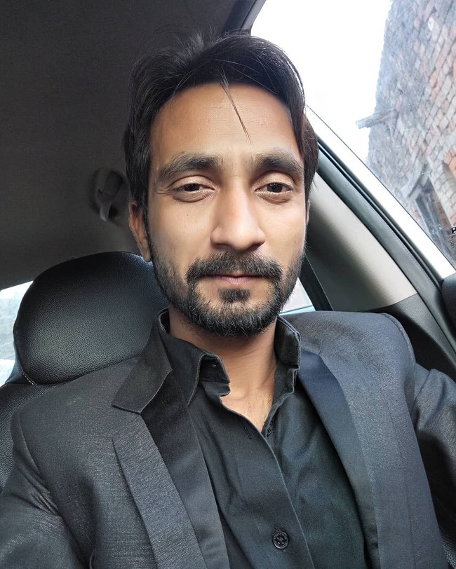 Shahid Alvi jadi populer dalam semalam setelah video yang diunggahnya viral di Instagram. Netizen menyukai kata-katanya yang hingga kini terkenal, Bha Bhai Bhai. Ucapan Bhai Bhai Bhai pun banyak digunakan sebagai meme. Foto: Instagram/@shahidalvisid