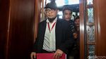 Gaya Novel Baswedan Saat Bersaksi di Sidang Lucas