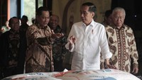 Jokowi mendapat penjelasan mengenai stok beras dari Budi Waseso.