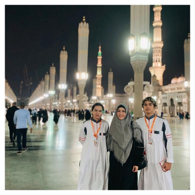Selama beribadah umrah, Maia Estianty terlihat teduh memakai busana muslim syari. Busana seperti ini lazim digunakan saat ibadah umrah karena menutup aurat dengan baik. Foto: Instagram/MaiaEstiantyReal