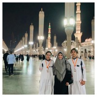 Selama beribadah umrah, Maia Estianty terlihat teduh memakai busana muslim syari. Busana seperti ini lazim digunakan saat ibadah umrah karena menutup aurat dengan baik. Foto: Instagram/MaiaEstiantyReal