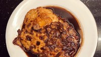 Telor ceplok dibuat agak kering kemudian diberi kuah kecap manis dan bawang yang nyemek manis. Jodohnya nasi putih hangat. Foto: Instagram @putrilydiaiscooking