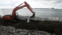 Pekerja mengoperasikan alat berat untuk melakukan pengerukan di dermaga Makassar New Port, Sulawesi Selatan, Kamis (10/1/2019). ANTARA FOTO/Yusran Uccang.
