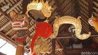 Traveler dapat melihat langkah demi langkah pembuatan barong (Aditya Mardiastuti/detikTravel)
