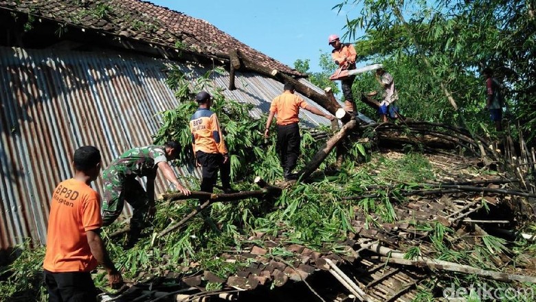 Hujan Disertai Angin Kencang Terjang Magetan, Empat Rumah Roboh Hujan Disertai Angin Kencang Terjang Magetan, Empat Rumah Roboh
