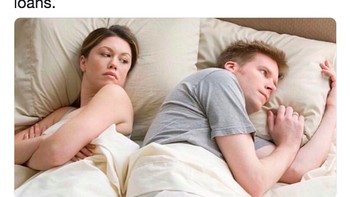 Di meme ini, digambarkan sang lelaki berpikir apakah bisa mengejar MacKenzie yang akan segera punya banyak uang. Ia membandingkanya dengan pasangannya yang banyak utang dan selalu mencurigai dia selingkuh. Foto: istimewa