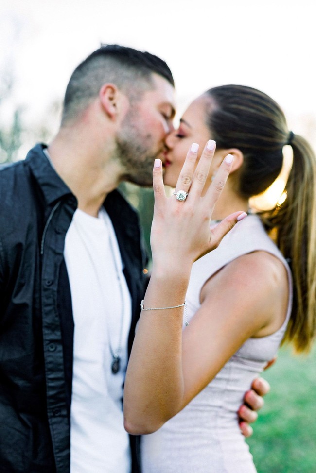 Dilamar dengan romantis, Demi-Leign Nel-Peters pun menyatakan iya pada Tim yang ia temui di tahun 2017. Foto: Dok. Kelly Braman Photography