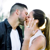 Dilamar dengan romantis, Demi-Leign Nel-Peters pun menyatakan iya pada Tim yang ia temui di tahun 2017. Foto: Dok. Kelly Braman Photography