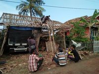 35 Rumah Rusak Diterjang Puting Beliung di Karawang