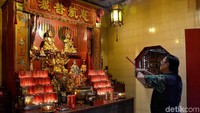 Seorang jemaat juga sudah ada yang mulai berdatangan dan tampak khusyuk bersembahyang dihadapan patung dewa di Vihara Dharma Ramsi, Cibadak, Kota Bandung.