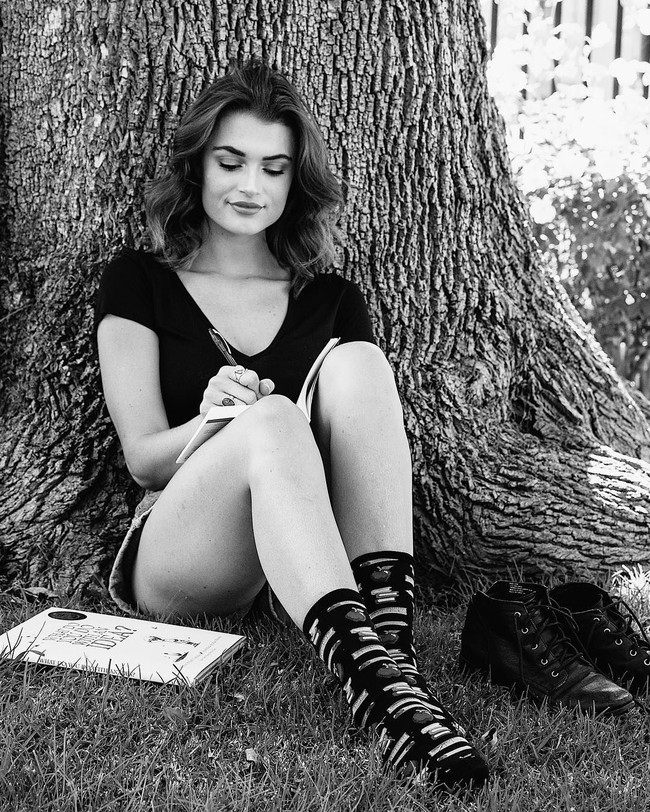 Setelah kehilangan bobot tubuhnya 13 kg, Lacey memiliki kepercayaan diri lebih. Seorang teman lamanya menghubunginya untuk mengambil serangkaian foto profesional. Dari situ, ia mulai menggeluti dunia pemodelan dan kariernya terus berkembang. Foto: Instagram @thelaceyclaire