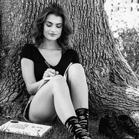 Setelah kehilangan bobot tubuhnya 13 kg, Lacey memiliki kepercayaan diri lebih. Seorang teman lamanya menghubunginya untuk mengambil serangkaian foto profesional. Dari situ, ia mulai menggeluti dunia pemodelan dan kariernya terus berkembang. Foto: Instagram @thelaceyclaire