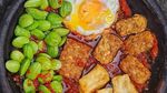 Tempe Penyet Gurih Pedas Ini Enak Dimakan dengan Nasi Hangat