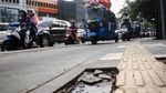 Duh,.. Jalur Pedestrian Ini Dibajak Pemotor dan Bajaj