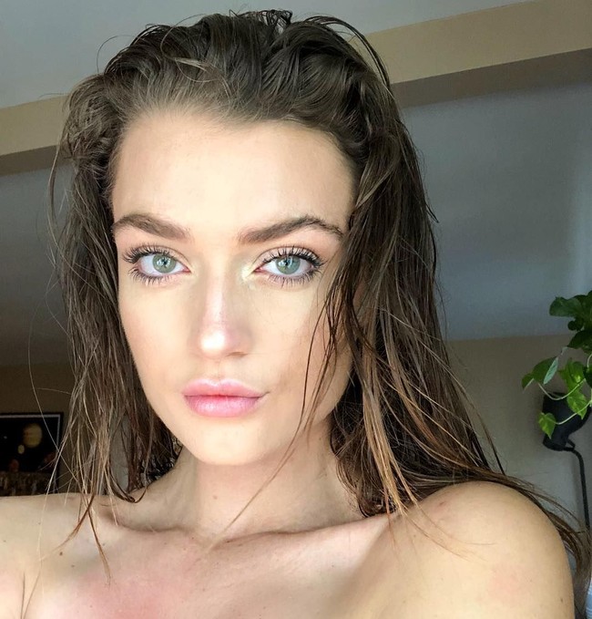 Model yang populer di Instagram ini kerap mengunggah foto-foto dirinya dalam balutan busana minim yang menampilkan lekuk tubuhnya.Hal itu pun membuat dirinya dikagumi oleh netizen, meskipun ada saja yang tak suka dengannya. Foto: Instagram @thelaceyclaire