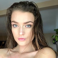 Model yang populer di Instagram ini kerap mengunggah foto-foto dirinya dalam balutan busana minim yang menampilkan lekuk tubuhnya.Hal itu pun membuat dirinya dikagumi oleh netizen, meskipun ada saja yang tak suka dengannya. Foto: Instagram @thelaceyclaire