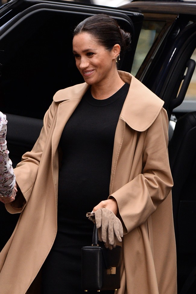 Gaun hitam ketat itu dinamai Eliza Dress dan dibanderol US$ 218 atau Rp 3 jutaan. Dalam deskripsinya, tertulis bila gaun ini Menyesuaikan tubuhmu dalam setiap tahap kehamilan, yang artinya, Meghan Markle sangat mungkin untuk memakai gaun bersiluet klasik ini lagi di kemudian hari. Foto: Dok. Jeff Spicer/Getty Images