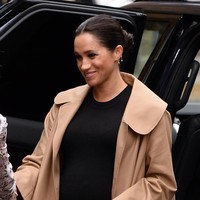 Gaun hitam ketat itu dinamai Eliza Dress dan dibanderol US$ 218 atau Rp 3 jutaan. Dalam deskripsinya, tertulis bila gaun ini Menyesuaikan tubuhmu dalam setiap tahap kehamilan, yang artinya, Meghan Markle sangat mungkin untuk memakai gaun bersiluet klasik ini lagi di kemudian hari. Foto: Dok. Jeff Spicer/Getty Images