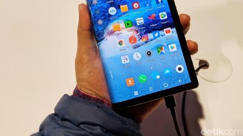 Penampakan dalam genggaman tangan saat terlipat. Baterai ponsel ini berkapasitas 3.970 mAh. Foto: Adi Fida Rahman/detikinet