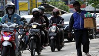 Para pejalan kaki justru harus ekstra waspada, sebab trotoar tersebut malah semkain terkesan dikuasi oleh bajaj dan motor.