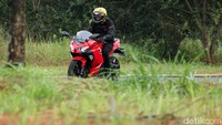 Sedangkan New Ninja 250 punya dimensi Panjang x Lebar x Tinggi 1.990 mm x 710 mm x 1.125 mm, wheelbase 1.370 mm, dan ground clearance 145 mm. Motor ini punya bobot sekitar 164 kg, dengan kapasitas bensin 14 liter.
