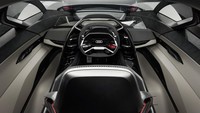 Uniknya, mobil listrik ini punya setir di tengah, bukan di kanan atau di kiri. Foto: Pool (Audi/Leftlanenews)