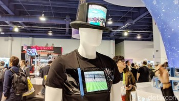 Layar melengkung di topi dan kaus. (Foto: Adi Fida Rahman/detikINET)